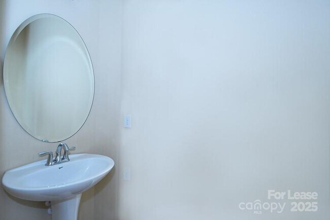 Building Photo - 8204 Viewpoint Lane