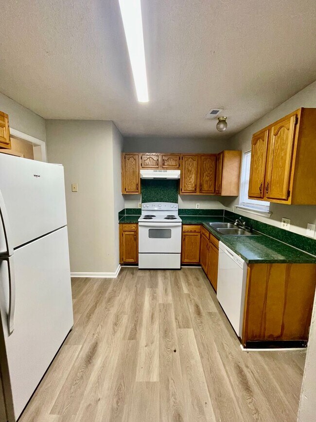 Building Photo - Welcome to this charming 3-bedroom, 2-bathroom home located in the vibrant city of Charlotte, NC.