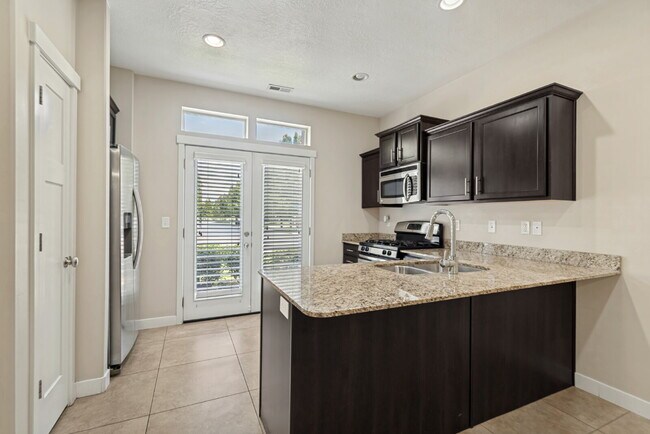 Building Photo - 3 Bed, 2.5 Bath Townhome in South Jordan – Solar-Powered, Low Utility Bills
