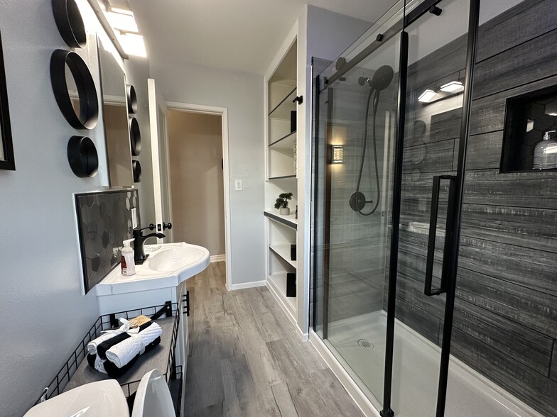 bathroom - 1220 N Cordova St