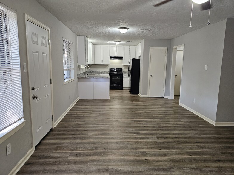 dining area and kitchen - 9806 Thrush St