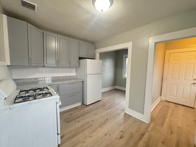 Building Photo - 1002 W 4th St