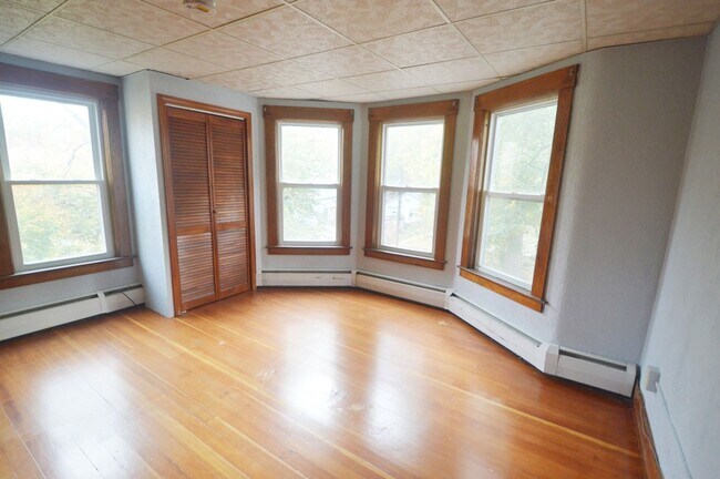 Building Photo - 38 Cascade St