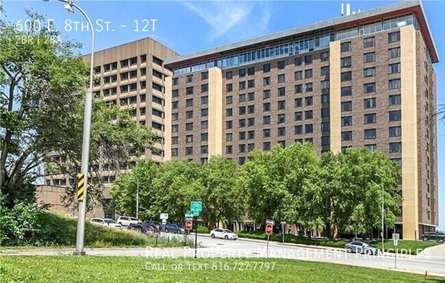 Building Photo - 600 E 8th St
