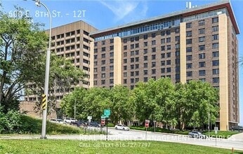 Building Photo - 600 E 8th St