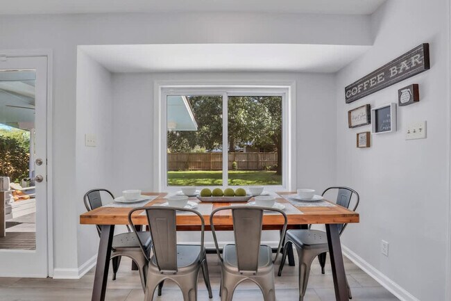 Building Photo - 402 Symons St