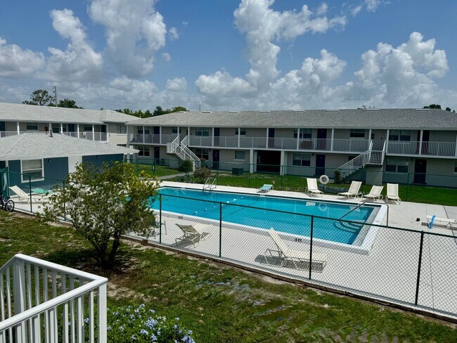 Building Photo - 1 Bed/1 Bath Ground Floor Condo in recently renovated apartment community.