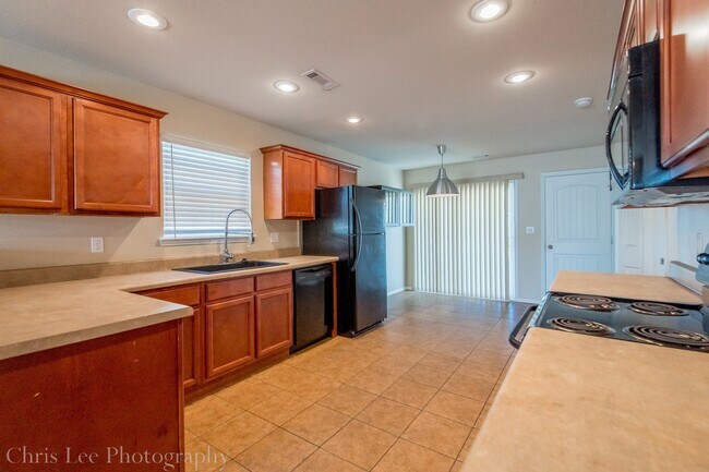 Building Photo - 3 Bedroom 2 Bath Home Minutes From UofA! Fenced yard!