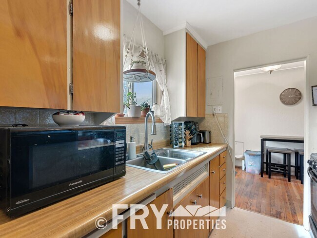 Building Photo - Cozy Ranch in Prime Location With A Large ...