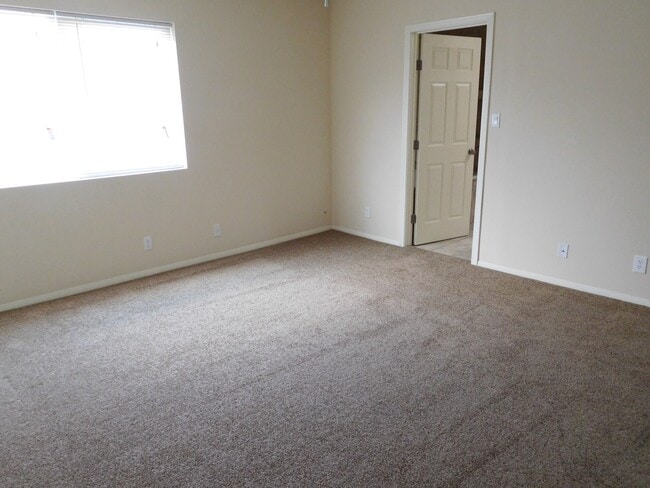 Building Photo - 7401 Branco Dr NE