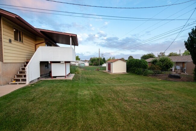 Building Photo - 757 N Hills Dr