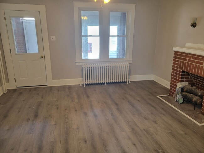 Building Photo - Spacious 4 bedroom House