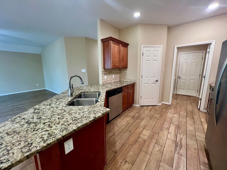 Building Photo - 601 Ridge Point Dr