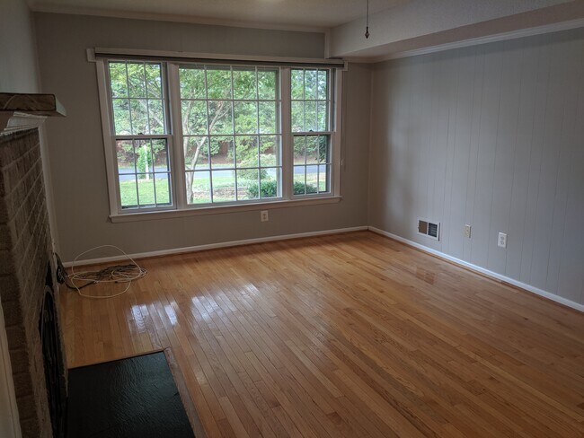 Family room with large windows - 46675 Winchester Dr