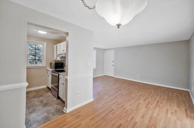 Building Photo - 704 S Arlington Mill Dr