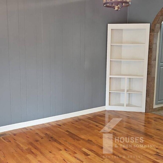 Building Photo - 423 Rollingwood Dr