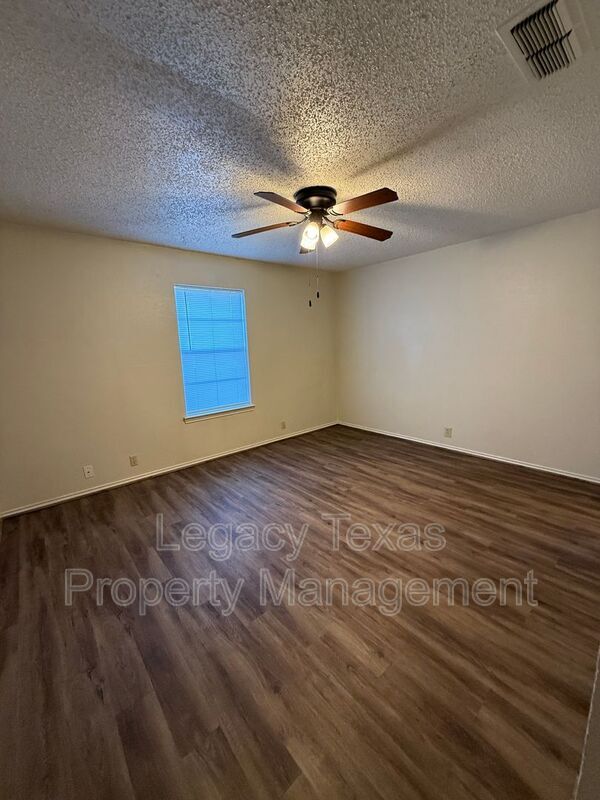 Building Photo - 1118 N Nolan River Rd