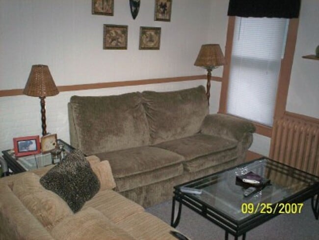 Building Photo - Spacious 3-Bedroom House with Parking & Pr...