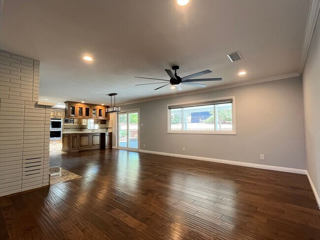 Building Photo - 2085 Warmlands Ave