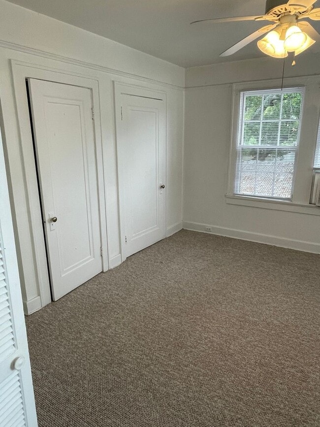 Building Photo - Live on Audubon Park! Top Floor Corner Unit!