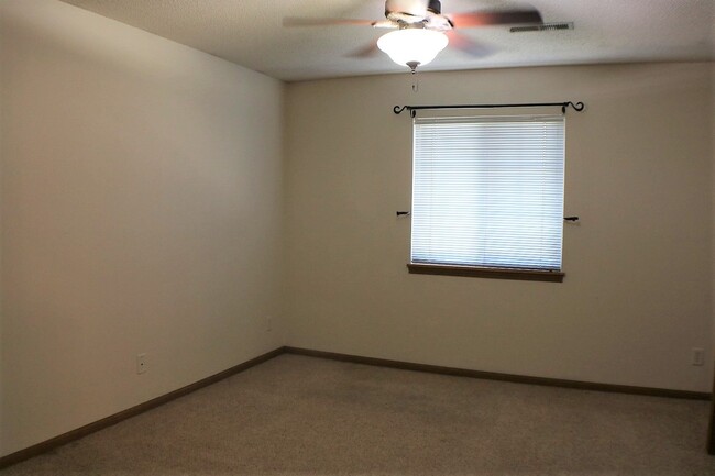 Building Photo - $1,125 | 2 Bedroom, 1 Bathroom Condo | No ...