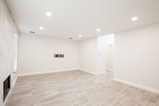 Building Photo - 9900 Presthope Dr