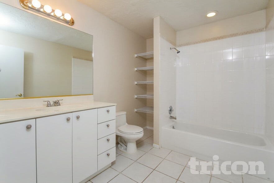 Building Photo - 8105 Longbay Blvd