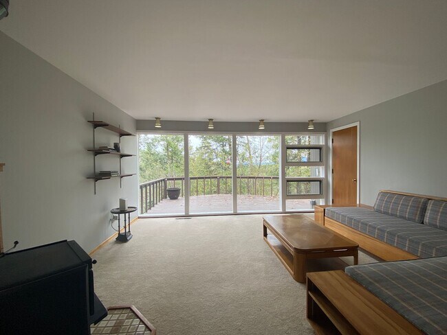 Building Photo - Unique View Property 3 bed, 3 bath located...