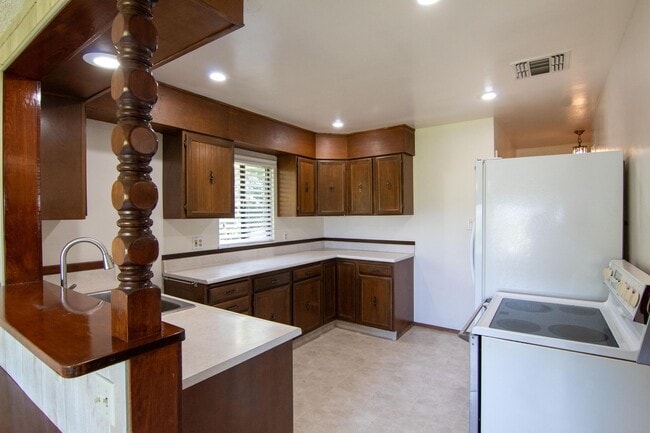 Building Photo - Spacious Custom Redding Home with Characte...