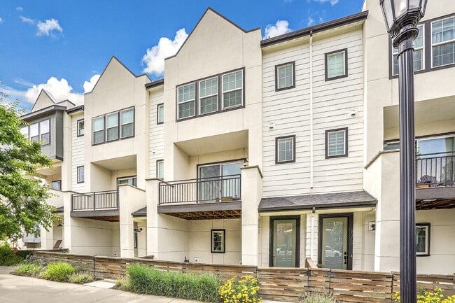 Building Photo - $2,500 - 2 Bed, 2.5 Bath Townhome in Broom...