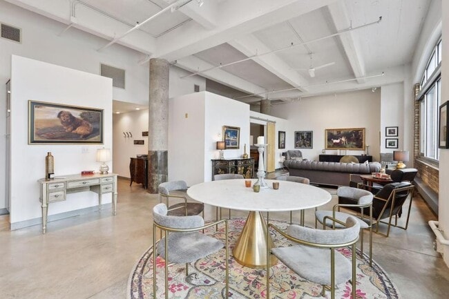 Building Photo - 700 N Washington Ave