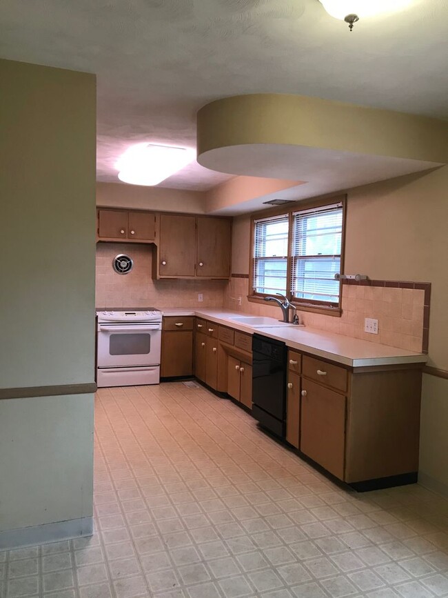 Building Photo - 3 bedroom, 2 bathroom, 2 car garage hom fo...