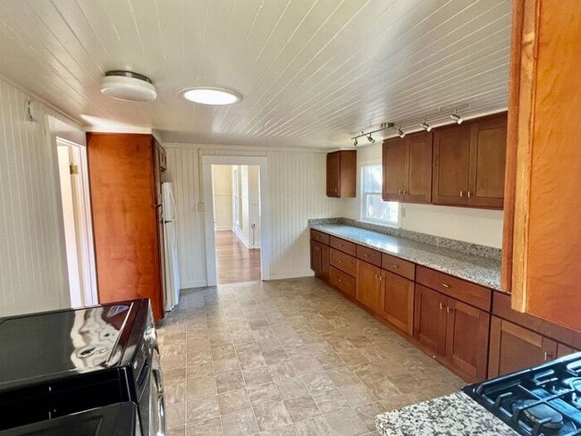 Building Photo - 5th Street Charm! Apply NOW!