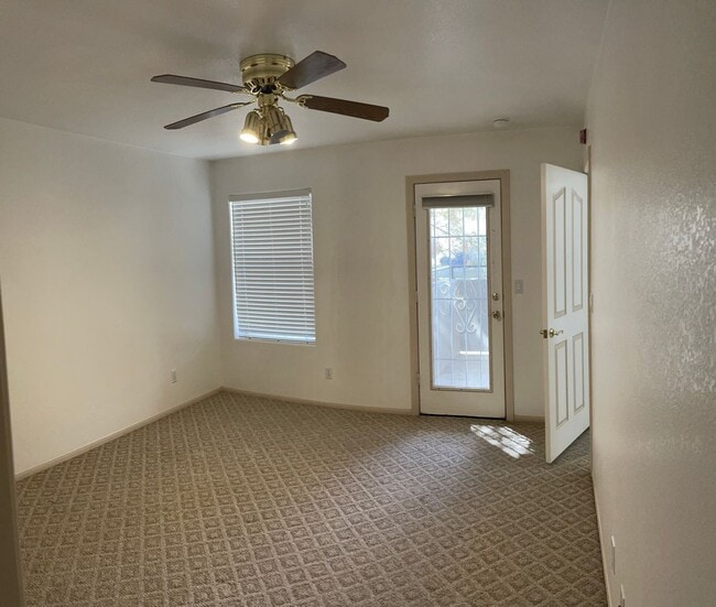 Building Photo - upper level with balcony - Boulder City