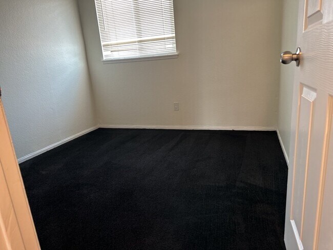 Building Photo - Stunning 5 Bedroom Rental Home with 2 Full...