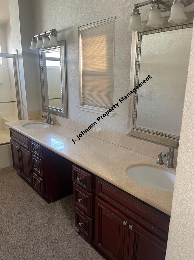 Building Photo - Spectacular 3 bed 2.5 bath Tracy Home