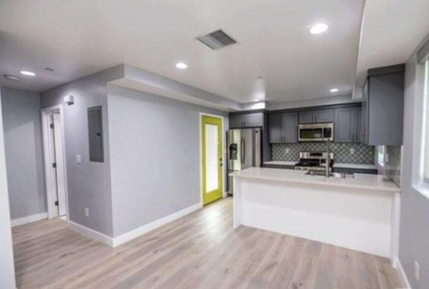 Building Photo - 1120 1/2 N Heliotrope Dr