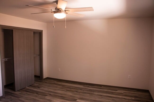 Building Photo - Spacious 2 Bed- Southside Apartment!