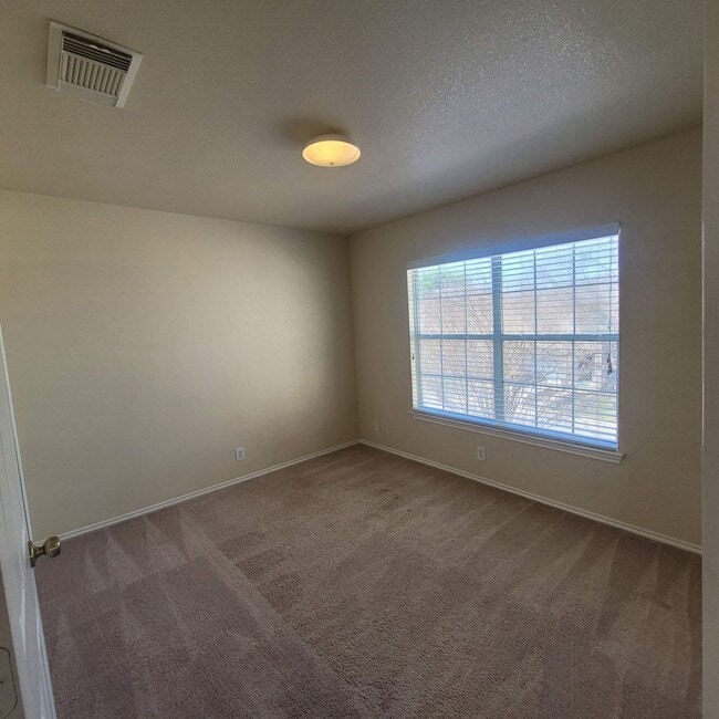 Building Photo - Perfectly Located near Medical Center