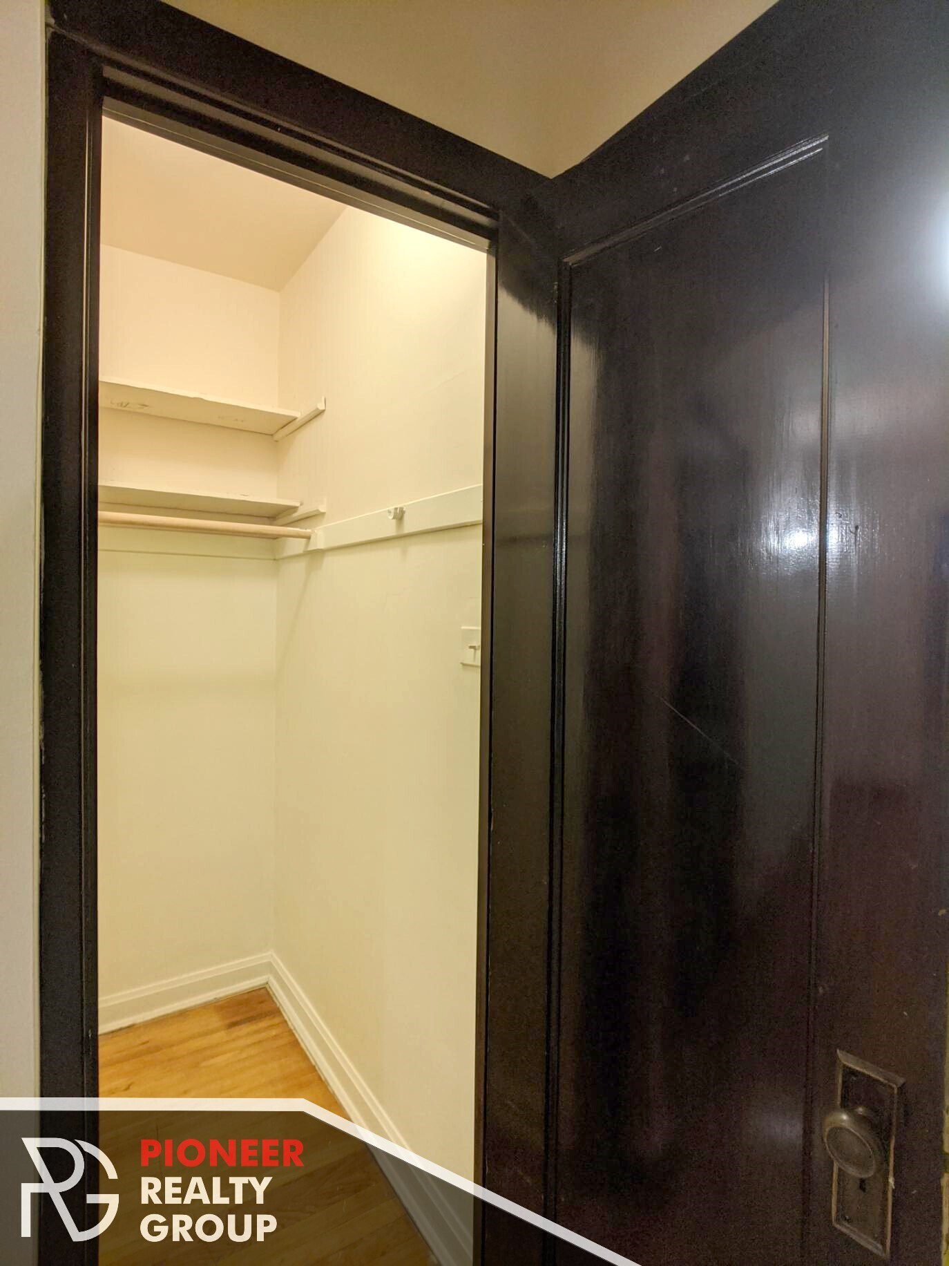 Building Photo - 2122 W Ainslie St