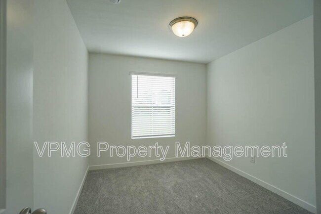 Building Photo - 2301 SW 5th Pl