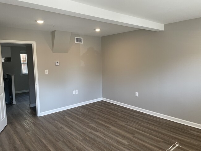 Building Photo - Totally Remodeled 2 bedroom 1.5 bath Townh...
