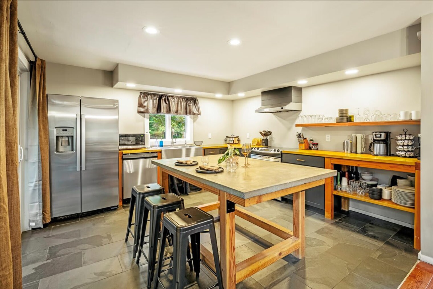 Building Photo - 1825 Jennifer Dr