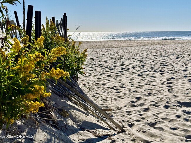 Building Photo - 2 Main St