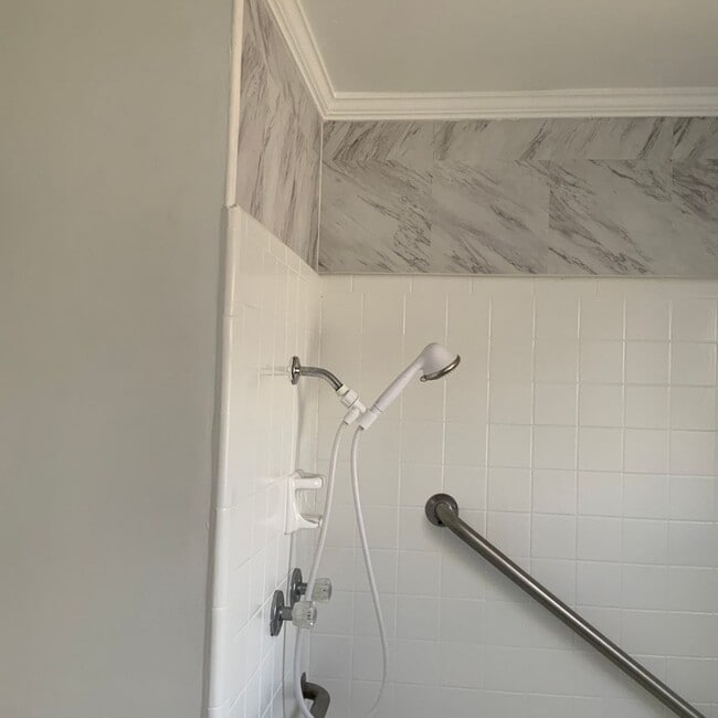 Building Photo - 200 Sunset Dr