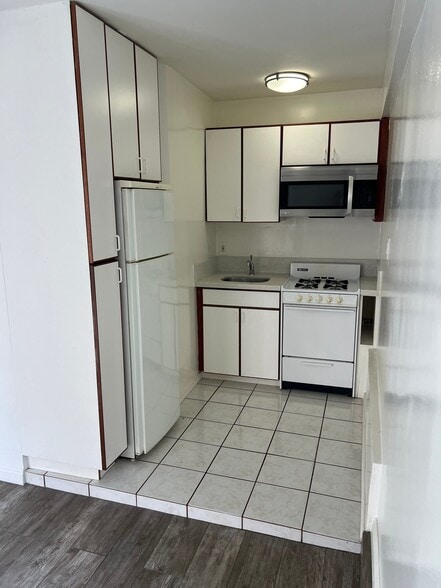 Building Photo - 4015 Crest Dr