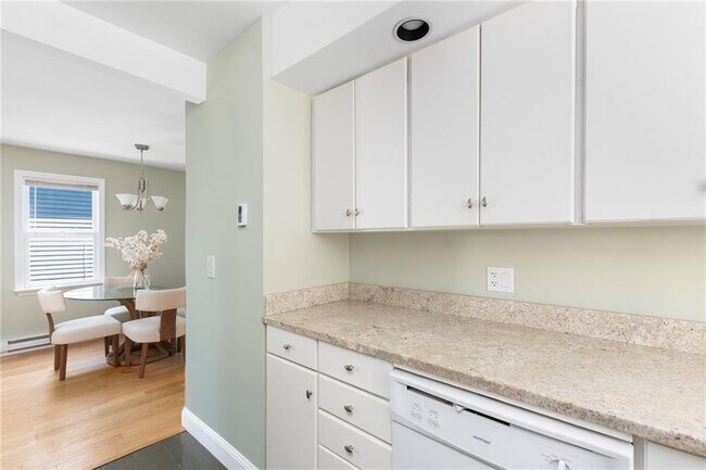 Building Photo - 492 Thames St