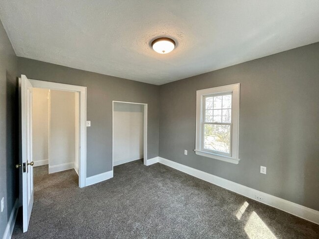 Building Photo - Single Family House 4-Bedroom, 2-Bath For ...