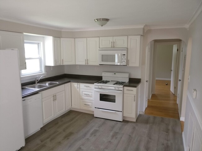 Building Photo - 4-Bedroom Home for Rent Summer 2026