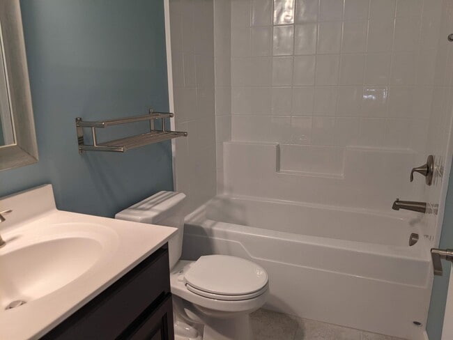Building Photo - 422 Holly Blossom Dr